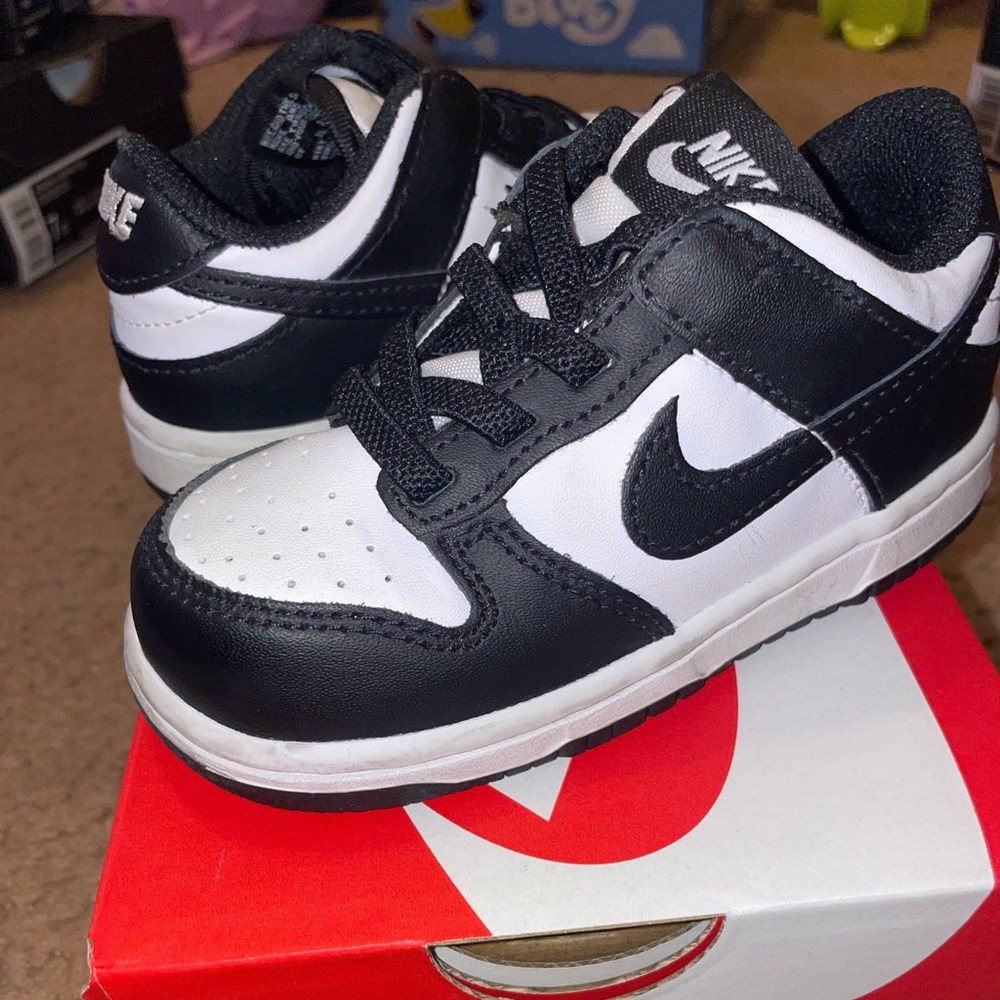 Black and white Panda dunks 7c with box good condition